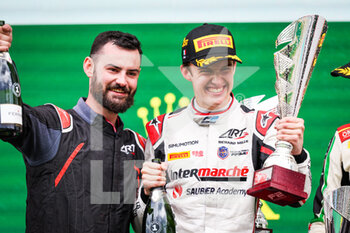 2022-04-24 - Pourchaire Théo (fra), ART Grand Prix, Dallara F2, portrait celebrating victory on the podium during the 3rd round of the 2022 FIA Formula 2 Championship on the Imola Circuit, from April 22 to 24, 2022 in Imola, Italy - 3RD ROUND OF THE 2022 FIA FORMULA 2 CHAMPIONSHIP - FORMULA 2 - MOTORS