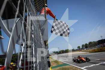 2022-05-22 - 11 DRUGOVICH Felipe (bra), MP Motorsport, Dallara F2, action, winner, chequered flag during the 4th round of the 2022 FIA Formula 2 Championship, on the Circuit de Barcelona-Catalunya, from May 20 to 22, 2022 in Montmelo, Spain - 4TH ROUND OF THE 2022 FIA FORMULA 2 CHAMPIONSHIP - FORMULA 2 - MOTORS