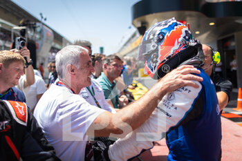 2022-05-22 - DOOHAN Jack (aus), UNI-Virtuosi Racing, Dallara F2, portrait congratulated by his father Mick during the 4th round of the 2022 FIA Formula 2 Championship, on the Circuit de Barcelona-Catalunya, from May 20 to 22, 2022 in Montmelo, Spain - 4TH ROUND OF THE 2022 FIA FORMULA 2 CHAMPIONSHIP - FORMULA 2 - MOTORS