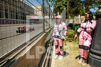 2022-06-11 - The women only marshals post alongside the track during the 6th round of the 2022 FIA Formula 2 Championship, on the Baku City Circuit, from June 10 to 12, 2022 in Baku, Azerbaijan - AUTO - FORMULA 2 2022 - BAKU - FORMULA 2 - MOTORS