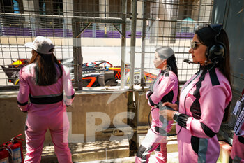 2022-06-11 - The women only marshals post alongside the track during the 6th round of the 2022 FIA Formula 2 Championship, on the Baku City Circuit, from June 10 to 12, 2022 in Baku, Azerbaijan - AUTO - FORMULA 2 2022 - BAKU - FORMULA 2 - MOTORS