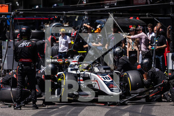 2022-06-12 - 10 Pourchaire Théo (fra), ART Grand Prix, Dallara F2, action, pit stop during the 6th round of the 2022 FIA Formula 2 Championship, on the Baku City Circuit, from June 10 to 12, 2022 in Baku, Azerbaijan - AUTO - FORMULA 2 2022 - BAKU - FORMULA 2 - MOTORS