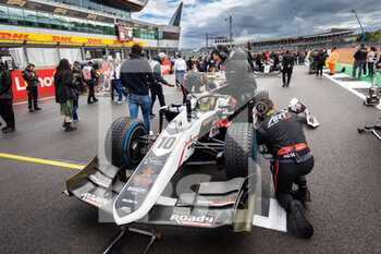 2022-07-02 - 10 Pourchaire Théo (fra), ART Grand Prix, Dallara F2, action, starting grid, grille de depart, during the 7th round of the 2022 FIA Formula 2 Championship, on the Silverstone Circuit, from July 1 to 3, 2022 in Silverstone, United Kingdom - AUTO - FORMULA 2 2022 - SILVERSTONE - FORMULA 2 - MOTORS