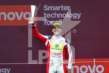 2022-07-02 - FITTIPALDI Enzo (bra), Charouz Racing System, Dallara F2, portrait, podium during the 7th round of the 2022 FIA Formula 2 Championship, on the Silverstone Circuit, from July 1 to 3, 2022 in Silverstone, United Kingdom - AUTO - FORMULA 2 2022 - SILVERSTONE - FORMULA 2 - MOTORS