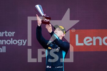 2022-07-03 - SARGEANT Logan (usa), Carlin, Dallara F2, podium during the 7th round of the 2022 FIA Formula 2 Championship, on the Silverstone Circuit, from July 1 to 3, 2022 in Silverstone, United Kingdom - AUTO - FORMULA 2 2022 - SILVERSTONE - FORMULA 2 - MOTORS