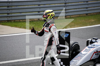 2022-07-03 - Pourchaire Théo (fra), ART Grand Prix, Dallara F2, portrait celebrates his second place during the 7th round of the 2022 FIA Formula 2 Championship, on the Silverstone Circuit, from July 1 to 3, 2022 in Silverstone, United Kingdom - AUTO - FORMULA 2 2022 - SILVERSTONE - FORMULA 2 - MOTORS