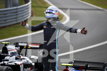 2022-07-03 - SARGEANT Logan (usa), Carlin, Dallara F2, portrait celebrates his victory during the 7th round of the 2022 FIA Formula 2 Championship, on the Silverstone Circuit, from July 1 to 3, 2022 in Silverstone, United Kingdom - AUTO - FORMULA 2 2022 - SILVERSTONE - FORMULA 2 - MOTORS