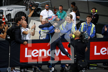 2022-07-03 - SARGEANT Logan (usa), Carlin, Dallara F2, portrait celebrates his victory during the 7th round of the 2022 FIA Formula 2 Championship, on the Silverstone Circuit, from July 1 to 3, 2022 in Silverstone, United Kingdom - AUTO - FORMULA 2 2022 - SILVERSTONE - FORMULA 2 - MOTORS