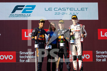 2022-07-23 - LAWSON Liam (nzl), Carlin, Dallara F2, portrait, podium with DARUVALA Jehan (ind) and Pourchaire Théo (fra) during the 9th round of the 2022 FIA Formula 2 Championship, from July 22 to 24, 2022 on the Circuit Paul Ricard, in Le Castellet, France - AUTO - FORMULA 2 2022 - FRANCE - FORMULA 2 - MOTORS