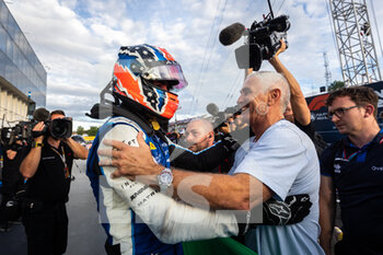 2022-07-29 - DOOHAN Jack (aus), UNI-Virtuosi Racing, Dallara F2, portrait, celebrating his win with his father Mick during the 10th round of the 2022 FIA Formula 2 Championship, from July 28 to 31, 2022 on the Hungaroring, in Mogyorod, Hungary - AUTO - FORMULA 2 2022 - HUNGARY - FORMULA 2 - MOTORS