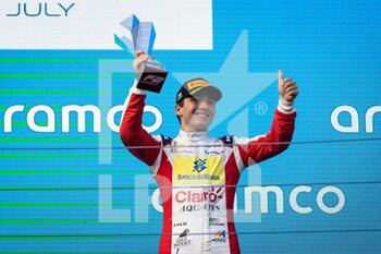 2022-07-29 - FITTIPALDI Enzo (bra), Charouz Racing System, Dallara F2, portrait, podium with his father Mick during the 10th round of the 2022 FIA Formula 2 Championship, from July 28 to 31, 2022 on the Hungaroring, in Mogyorod, Hungary - AUTO - FORMULA 2 2022 - HUNGARY - FORMULA 2 - MOTORS