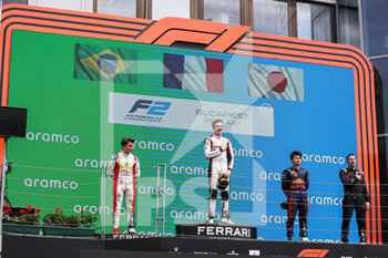 2022-07-31 - podium Pourchaire Théo (fra), ART Grand Prix, Dallara F2, FITTIPALDI Enzo (bra), Charouz Racing System, Dallara F2, IWASA Ayumu (jpn), DAMS, Dallara F2, portrait during the 10th round of the 2022 FIA Formula 2 Championship, from July 28 to 31, 2022 on the Hungaroring, in Mogyorod, Hungary - AUTO - FORMULA 2 2022 - HUNGARY - FORMULA 2 - MOTORS