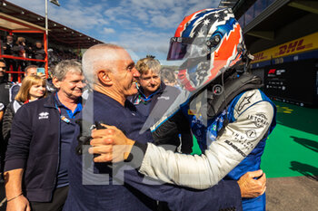 2022-08-28 - DOOHAN Jack (aus), UNI-Virtuosi Racing, Dallara F2, portrait, congratulated by his father Mick during the 11th round of the 2022 FIA Formula 2 Championship, from August 26 to 28, 2022 on the Circuit de Spa-Francorchamps, in Francorchamps, Belgium - AUTO - FORMULA 2 2022 - BELGIUM - FORMULA 2 - MOTORS