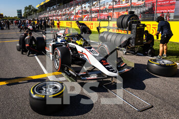 2022-09-11 - 10 POURCHAIRE Théo (fra), ART Grand Prix, Dallara F2, starting grid during the 13th round of the 2022 FIA Formula 2 Championship, from September 9 to 11, 2022 on the Autodromo Nazionale di Monza, in Monza, Italy - AUTO - FORMULA 2 2022 - MONZA - FORMULA 2 - MOTORS