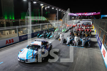 2022-01-27 - group picture of season 8 with the porsche taycan safety car and all the drivers during the 2022 Diriyah ePrix, 1st and 2nd round of the 2022 Formula E World Championship, on the Riyadh Street Circuit from January 28 to 30, in Riyadh, Saudi Arabia - 2022 DIRIYAH EPRIX, 1ST AND 2ND ROUND OF THE 2022 FORMULA E WORLD CHAMPIONSHIP - FORMULA E - MOTORS
