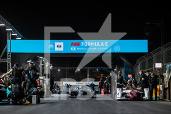 2022-01-27 - 17 De Vries Nyck (nld), Mercedes-EQ Silver Arrow 02, action grille de depart starting grid during the 2022 Diriyah ePrix, 1st and 2nd round of the 2022 Formula E World Championship, on the Riyadh Street Circuit from January 28 to 30, in Riyadh, Saudi Arabia - 2022 DIRIYAH EPRIX, 1ST AND 2ND ROUND OF THE 2022 FORMULA E WORLD CHAMPIONSHIP - FORMULA E - MOTORS