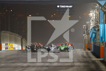 29/01/2022 - Start race 2, action, during the 2022 Diriyah ePrix, 1st and 2nd round of the 2022 Formula E World Championship, on the Riyadh Street Circuit from January 28 to 30, in Riyadh, Saudi Arabia - 2022 DIRIYAH EPRIX, 1ST AND 2ND ROUND OF THE 2022 FORMULA E WORLD CHAMPIONSHIP - FORMULA E - MOTORI
