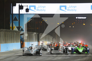 29/01/2022 - Start race 2, action, during the 2022 Diriyah ePrix, 1st and 2nd round of the 2022 Formula E World Championship, on the Riyadh Street Circuit from January 28 to 30, in Riyadh, Saudi Arabia - 2022 DIRIYAH EPRIX, 1ST AND 2ND ROUND OF THE 2022 FORMULA E WORLD CHAMPIONSHIP - FORMULA E - MOTORI
