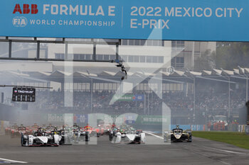 13/02/2022 - 48 MORTARA Edoardo (swi), ROKiT Venturi Racing, Mercedes-EQ Silver Arrow 02, action, 94 WEHRLEIN Pascal (ger), TAG Heuer Porsche Formula E Team, Porsche 99X Electric, action, depart start, during the 2022 Mexico City ePrix, 2nd meeting of the 2021-22 ABB FIA Formula E World Championship, on the Autodromo Hermanos Rodriguez from February 10 to 11, in Mexico City, Mexico - 2022 MEXICO CITY EPRIX, 2ND MEETING OF THE 2021-22 ABB FIA FORMULA E WORLD CHAMPIONSHIP - FORMULA E - MOTORI