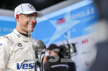 2022-04-09 - VANDOORNE Stoffel (bel), Mercedes-EQ Silver Arrow 02, portrait pole position during the 2022 Rome City ePrix, 3rd meeting of the 2021-22 ABB FIA Formula E World Championship, on the Circuit Cittadino dell’EUR from April 8 to 10, in Rome, Italy - 2022 ROME CITY EPRIX, 3RD MEETING OF THE 2021-22 ABB FIA FORMULA E WORLD CHAMPIONSHIP - FORMULA E - MOTORS