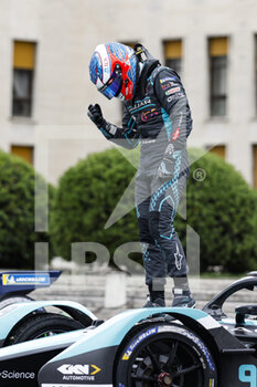 2022-04-09 - EVANS Mitch (nzl), Jaguar TCS Racing, Jaguar I-Type 5, portrait celebrating his victory podium during the 2022 Rome City ePrix, 3rd meeting of the 2021-22 ABB FIA Formula E World Championship, on the Circuit Cittadino dell’EUR from April 8 to 10, in Rome, Italy - 2022 ROME CITY EPRIX, 3RD MEETING OF THE 2021-22 ABB FIA FORMULA E WORLD CHAMPIONSHIP - FORMULA E - MOTORS