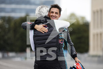 2022-04-09 - EVANS Mitch (nzl), Jaguar TCS Racing, Jaguar I-Type 5, portrait celebrating his victory podium during the 2022 Rome City ePrix, 3rd meeting of the 2021-22 ABB FIA Formula E World Championship, on the Circuit Cittadino dell’EUR from April 8 to 10, in Rome, Italy - 2022 ROME CITY EPRIX, 3RD MEETING OF THE 2021-22 ABB FIA FORMULA E WORLD CHAMPIONSHIP - FORMULA E - MOTORS
