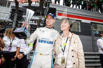 2022-04-30 - VANDOORNE Stoffel (bel), Mercedes-EQ Silver Arrow 02, portrait and his mother during the 2022 Monaco ePrix, 4th meeting of the 2021-22 ABB FIA Formula E World Championship, on the Circuit de Monaco from April 29 to 30, in Monaco - 2022 MONACO EPRIX, 4TH MEETING OF THE 2021-22 ABB FIA FORMULA E WORLD CHAMPIONSHIP - FORMULA E - MOTORS
