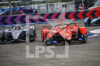 14/05/2022 - 30 ROWLAND Oliver (gbr), Mahindra Racing, Mahindra M7Electro, action 17 DE VRIES Nyck (nld), Mercedes-EQ Silver Arrow 02, action during the 2022 Berlin ePrix, 5th meeting of the 2021-22 ABB FIA Formula E World Championship, on the Tempelhof Airport Street Circuit from May 13 to 15, in Berlin - 2022 BERLIN EPRIX, 5TH MEETING OF THE 2021-22 ABB FIA FORMULA E WORLD CHAMPIONSHIP - FORMULA E - MOTORI