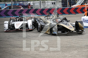 14/05/2022 - 94 WEHRLEIN Pascal (ger), TAG Heuer Porsche Formula E Team, Porsche 99X Electric, action 25 VERGNE Jean-Eric (fra), DS Techeetah, DS E-Tense FE21, action during the 2022 Berlin ePrix, 5th meeting of the 2021-22 ABB FIA Formula E World Championship, on the Tempelhof Airport Street Circuit from May 13 to 15, in Berlin - 2022 BERLIN EPRIX, 5TH MEETING OF THE 2021-22 ABB FIA FORMULA E WORLD CHAMPIONSHIP - FORMULA E - MOTORI