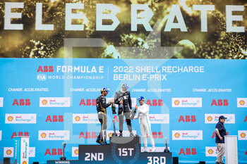 14/05/2022 - MORTARA Edoardo (swi), ROKiT Venturi Racing, Mercedes-EQ Silver Arrow 02, portrait VERGNE Jean-Eric (fra), DS Techeetah, DS E-Tense FE21, portrait VANDOORNE Stoffel (bel), Mercedes-EQ Silver Arrow 02, portrait podium during the 2022 Berlin ePrix, 5th meeting of the 2021-22 ABB FIA Formula E World Championship, on the Tempelhof Airport Street Circuit from May 13 to 15, in Berlin - 2022 BERLIN EPRIX, 5TH MEETING OF THE 2021-22 ABB FIA FORMULA E WORLD CHAMPIONSHIP - FORMULA E - MOTORI