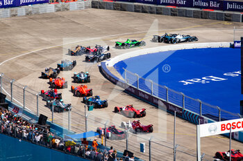 15/05/2022 - Start during the 2022 Berlin ePrix, 5th meeting of the 2021-22 ABB FIA Formula E World Championship, on the Tempelhof Airport Street Circuit from May 13 to 15, in Berlin - 2022 BERLIN EPRIX, 5TH MEETING OF THE 2021-22 ABB FIA FORMULA E WORLD CHAMPIONSHIP - FORMULA E - MOTORI