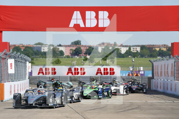 15/05/2022 - 17 DE VRIES Nyck (nld), Mercedes-EQ Silver Arrow 02, action , depart start, during the 2022 Berlin ePrix, 5th meeting of the 2021-22 ABB FIA Formula E World Championship, on the Tempelhof Airport Street Circuit from May 13 to 15, in Berlin - 2022 BERLIN EPRIX, 5TH MEETING OF THE 2021-22 ABB FIA FORMULA E WORLD CHAMPIONSHIP - FORMULA E - MOTORI