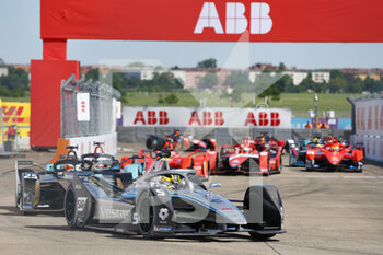 15/05/2022 - 05 VANDOORNE Stoffel (bel), Mercedes-EQ Silver Arrow 02, action , depart start, during the 2022 Berlin ePrix, 5th meeting of the 2021-22 ABB FIA Formula E World Championship, on the Tempelhof Airport Street Circuit from May 13 to 15, in Berlin - 2022 BERLIN EPRIX, 5TH MEETING OF THE 2021-22 ABB FIA FORMULA E WORLD CHAMPIONSHIP - FORMULA E - MOTORI
