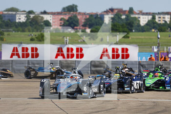 15/05/2022 - 17 DE VRIES Nyck (nld), Mercedes-EQ Silver Arrow 02, action , depart start, during the 2022 Berlin ePrix, 5th meeting of the 2021-22 ABB FIA Formula E World Championship, on the Tempelhof Airport Street Circuit from May 13 to 15, in Berlin - 2022 BERLIN EPRIX, 5TH MEETING OF THE 2021-22 ABB FIA FORMULA E WORLD CHAMPIONSHIP - FORMULA E - MOTORI