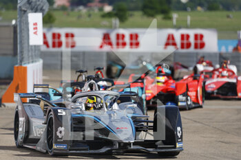 15/05/2022 - 05 VANDOORNE Stoffel (bel), Mercedes-EQ Silver Arrow 02, action during the 2022 Berlin ePrix, 5th meeting of the 2021-22 ABB FIA Formula E World Championship, on the Tempelhof Airport Street Circuit from May 13 to 15, in Berlin - 2022 BERLIN EPRIX, 5TH MEETING OF THE 2021-22 ABB FIA FORMULA E WORLD CHAMPIONSHIP - FORMULA E - MOTORI