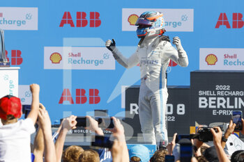 15/05/2022 - DE VRIES Nyck (nld), Mercedes-EQ Silver Arrow 02, portrait , podium ambiance, during the 2022 Berlin ePrix, 5th meeting of the 2021-22 ABB FIA Formula E World Championship, on the Tempelhof Airport Street Circuit from May 13 to 15, in Berlin - 2022 BERLIN EPRIX, 5TH MEETING OF THE 2021-22 ABB FIA FORMULA E WORLD CHAMPIONSHIP - FORMULA E - MOTORI