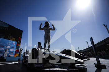 15/05/2022 - 17 DE VRIES Nyck (nld), Mercedes-EQ Silver Arrow 02, action podium during the 2022 Berlin ePrix, 5th meeting of the 2021-22 ABB FIA Formula E World Championship, on the Tempelhof Airport Street Circuit from May 13 to 15, in Berlin - 2022 BERLIN EPRIX, 5TH MEETING OF THE 2021-22 ABB FIA FORMULA E WORLD CHAMPIONSHIP - FORMULA E - MOTORI