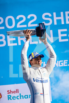15/05/2022 - DE VRIES Nyck (nld), Mercedes-EQ Silver Arrow 02, portrait podium during the 2022 Berlin ePrix, 5th meeting of the 2021-22 ABB FIA Formula E World Championship, on the Tempelhof Airport Street Circuit from May 13 to 15, in Berlin - 2022 BERLIN EPRIX, 5TH MEETING OF THE 2021-22 ABB FIA FORMULA E WORLD CHAMPIONSHIP - FORMULA E - MOTORI