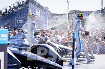 15/05/2022 - DE VRIES Nyck (nld), Mercedes-EQ Silver Arrow 02, portrait VANDOORNE Stoffel (bel), Mercedes-EQ Silver Arrow 02, portrait podium during the 2022 Berlin ePrix, 5th meeting of the 2021-22 ABB FIA Formula E World Championship, on the Tempelhof Airport Street Circuit from May 13 to 15, in Berlin - 2022 BERLIN EPRIX, 5TH MEETING OF THE 2021-22 ABB FIA FORMULA E WORLD CHAMPIONSHIP - FORMULA E - MOTORI