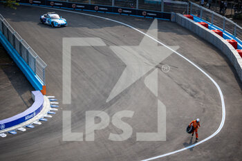 04/06/2022 - Safety car and marshall taking off the tyre from the track during the 2022 Jakarta ePrix, 6th meeting of the 2021-22 ABB FIA Formula E World Championship, on the Jakarta International e-Prix Circuit from June 2 to 4, in Jakarta - AUTO - 2022 FORMULA E JAKARTA EPRIX - FORMULA E - MOTORI