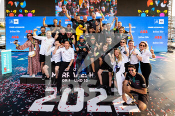 04/06/2022 - Team picture with EVANS Mitch (nzl), Jaguar TCS Racing, Jaguar I-Type 5, portrait podium during the 2022 Jakarta ePrix, 6th meeting of the 2021-22 ABB FIA Formula E World Championship, on the Jakarta International e-Prix Circuit from June 2 to 4, in Jakarta - AUTO - 2022 FORMULA E JAKARTA EPRIX - FORMULA E - MOTORI