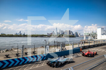 15/07/2022 - 17 DE VRIES Nyck (nld), Mercedes-EQ Silver Arrow 02, action 27 DENNIS Jake (gbr), Avalanche Andretti Formula E, BMW iFE.21, action during the 2022 New York City ePrix, 8th meeting of the 2021-22 ABB FIA Formula E World Championship, on the Brooklyn Street Circuit from July 14 to 17, in New York, United States of America - AUTO - 2022 FORMULA E NEW YORK CITY EPRIX - FORMULA E - MOTORI