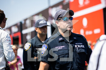 2022-07-16 - Police men illustration ambiance during the 2022 New York City ePrix, 8th meeting of the 2021-22 ABB FIA Formula E World Championship, on the Brooklyn Street Circuit from July 14 to 17, in New York, United States of America - AUTO - 2022 FORMULA E NEW YORK CITY EPRIX - FORMULA E - MOTORS
