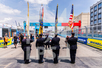 2022-07-16 - National Anthem, American drapeaux flag grille de depart starting grid during the 2022 New York City ePrix, 8th meeting of the 2021-22 ABB FIA Formula E World Championship, on the Brooklyn Street Circuit from July 14 to 17, in New York, United States of America - AUTO - 2022 FORMULA E NEW YORK CITY EPRIX - FORMULA E - MOTORS