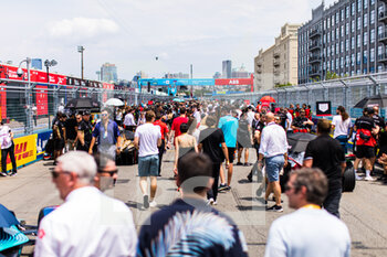 2022-07-16 - grille de depart starting grid, crowd during the 2022 New York City ePrix, 8th meeting of the 2021-22 ABB FIA Formula E World Championship, on the Brooklyn Street Circuit from July 14 to 17, in New York, United States of America - AUTO - 2022 FORMULA E NEW YORK CITY EPRIX - FORMULA E - MOTORS