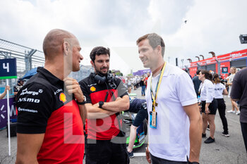 2022-07-16 - Sébastien OGIER, 8 times rally world champion WRC and Stéphane SARRAZIN at the grille de depart starting grid during the 2022 New York City ePrix, 8th meeting of the 2021-22 ABB FIA Formula E World Championship, on the Brooklyn Street Circuit from July 14 to 17, in New York, United States of America - AUTO - 2022 FORMULA E NEW YORK CITY EPRIX - FORMULA E - MOTORS