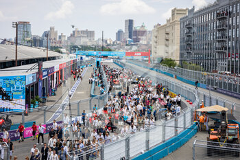 2022-07-16 - foule crowd on the grille de depart starting grid during the 2022 New York City ePrix, 8th meeting of the 2021-22 ABB FIA Formula E World Championship, on the Brooklyn Street Circuit from July 14 to 17, in New York, United States of America - AUTO - 2022 FORMULA E NEW YORK CITY EPRIX - FORMULA E - MOTORS