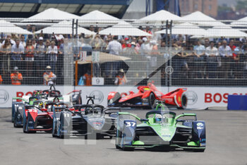 2022-07-16 - 37 CASSIDY Nick (nzl), Envision Racing, Audi e-tron FE07, action, 11 DI GRASSI Lucas (bra), ROKiT Venturi Racing, Mercedes-EQ Silver Arrow 02, action, during the 2022 New York City ePrix, 8th meeting of the 2021-22 ABB FIA Formula E World Championship, on the Brooklyn Street Circuit from July 14 to 17, in New York, United States of America - AUTO - 2022 FORMULA E NEW YORK CITY EPRIX - FORMULA E - MOTORS