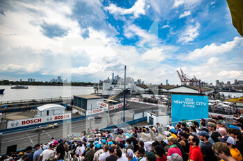 2022-07-16 - tribune grandstands foule crowd during the 2022 New York City ePrix, 8th meeting of the 2021-22 ABB FIA Formula E World Championship, on the Brooklyn Street Circuit from July 14 to 17, in New York, United States of America - AUTO - 2022 FORMULA E NEW YORK CITY EPRIX - FORMULA E - MOTORS
