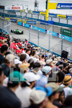 2022-07-16 - 37 CASSIDY Nick (nzl), Envision Racing, Audi e-tron FE07, action tribune grandstands foule crowd during the 2022 New York City ePrix, 8th meeting of the 2021-22 ABB FIA Formula E World Championship, on the Brooklyn Street Circuit from July 14 to 17, in New York, United States of America - AUTO - 2022 FORMULA E NEW YORK CITY EPRIX - FORMULA E - MOTORS